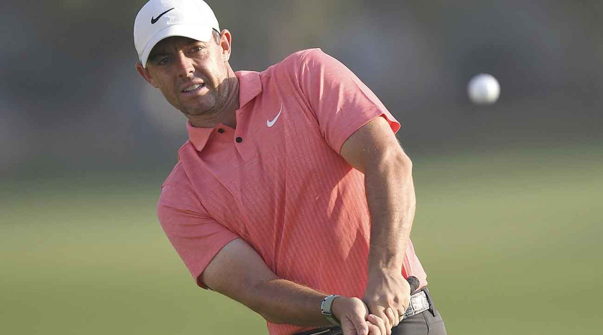 Rory McIlroy watches a pitch shot at the 2022 DP World Tour Championship.